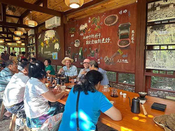 興隆隆苑咖啡莊園內，游客正在學習咖啡制作